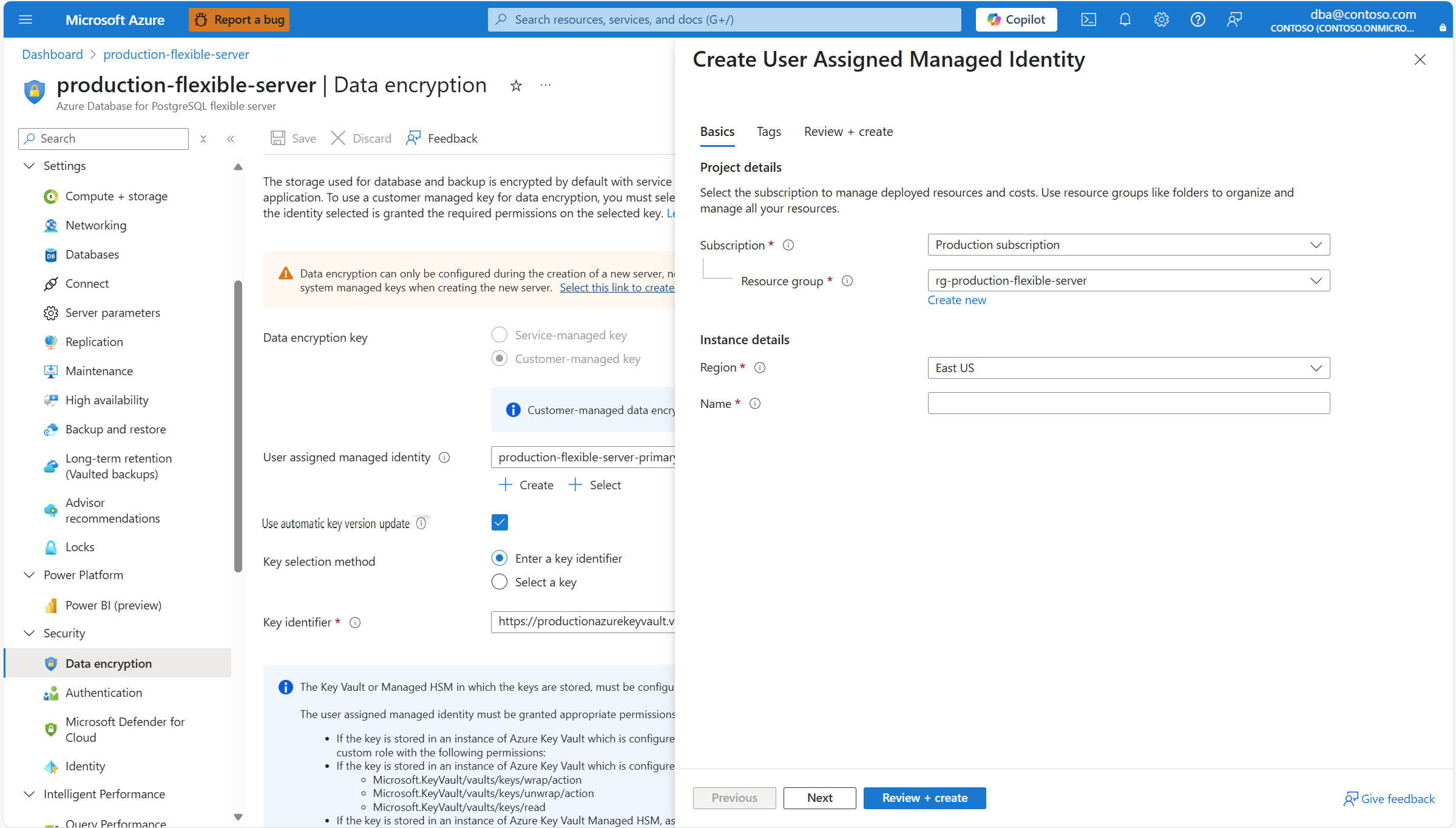Skärmbild som visar hur du skapar en ny användartilldelad hanterad identitet i Azure och Microsoft Entra-ID, automatiskt tilldelar den till din flexibla Azure Database for PostgreSQL-serverinstans och använder den för att komma åt datakrypteringsnyckeln.