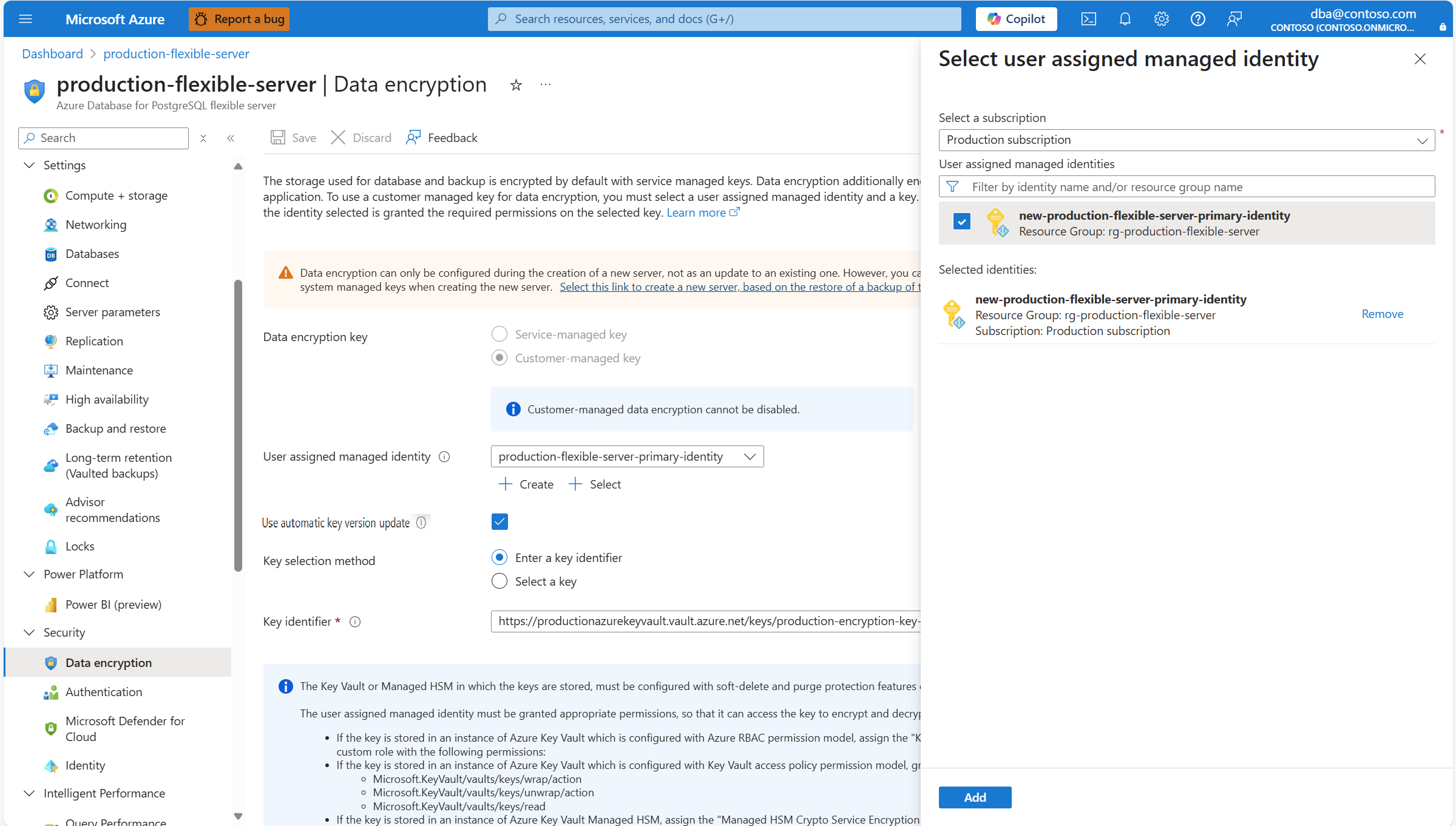 Skärmbild som visar hur du väljer en befintlig användartilldelad hanterad identitet för att tilldela den till din flexibla Azure Database for PostgreSQL-serverinstans och använder den för att komma åt datakrypteringsnyckeln.