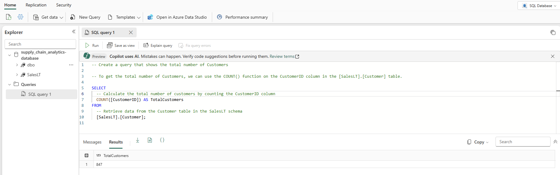 Skärmbild som visar resultatet av knappen Förklara fråga med Copilot-assisterade kommentarer som lagts till i T-SQL-frågekoden.