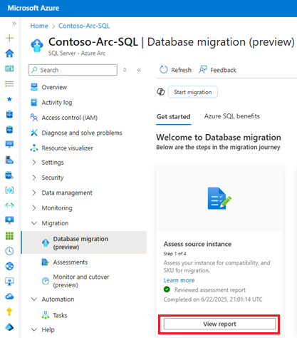 Skärmbild som visar fönstret Databasmigrering för SQL Server-instansen i Azure-portalen med Visa rapport markerad.