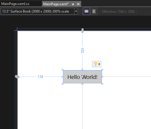 Skärmbild som visar knappkontrollen på arbetsytan i XAML Designer med etiketten för knappen ändrad till Hello World!