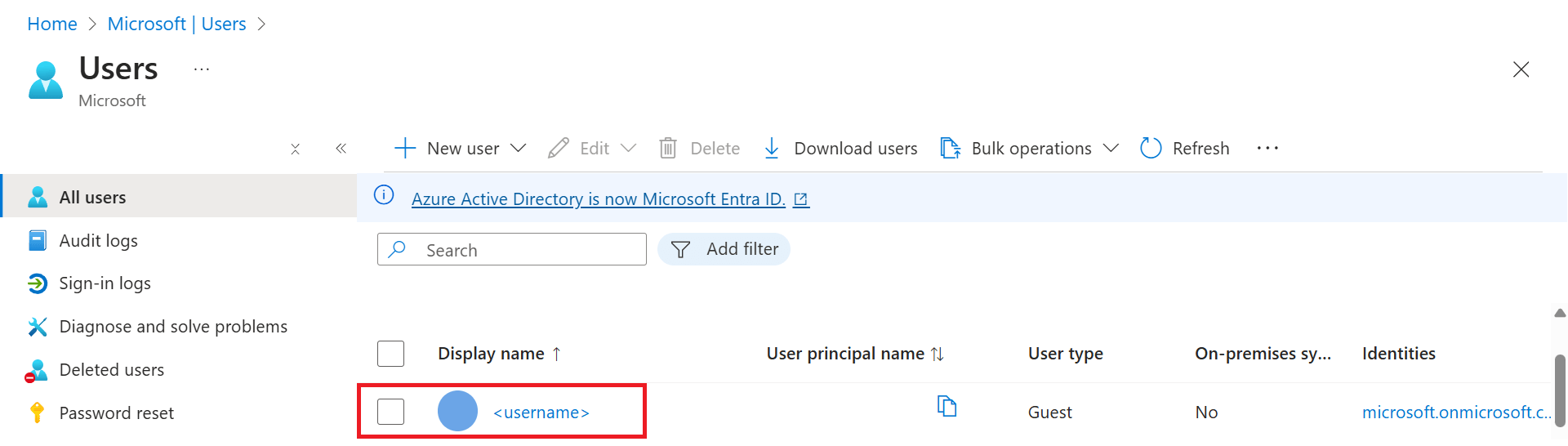 显示 Azure 门户“所有用户”页面的屏幕截图。可以看到关于一个用户的信息,但无法辨认。