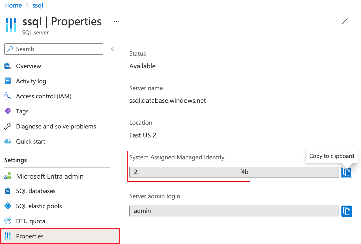 Azure 门户页中 Azure SQL 数据库逻辑服务器的屏幕截图。在“属性”菜单中,突出显示了“系统分配的托管标识”。