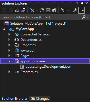 屏幕截图显示在 Visual Studio 的解决方案资源管理器中,appsettings.json 被选中并展开,暴露了 appsettings.Development.json。