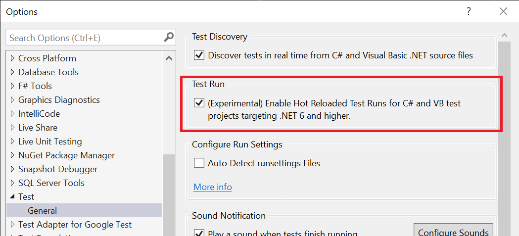 Visual Studio 的屏幕截图,其中显示了在“工具”>“选项”>“测试”中启用热重载选项。